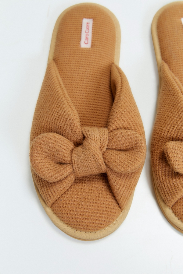 pantufla almendra